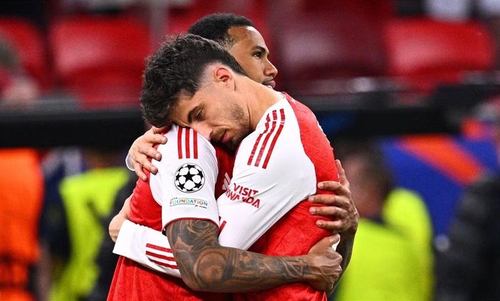Các cầu thủ Arsenal không thể bình tĩnh như người thầy. Họ chỉ biết động viên nhau trong thời khắc khó khăn.
