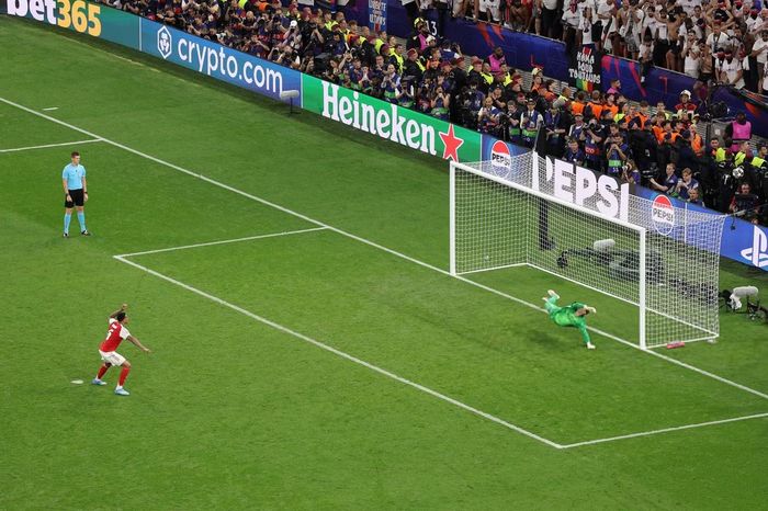 Gabriel thực hiện hỏng quả phạt đền cuối cùng, khiến Arsenal gục ngã trước PSG. Trung vệ người Brazil đã sút quá mạnh và đưa bóng đi vọt xà.