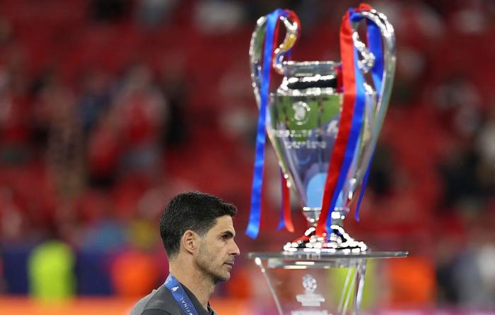 Hình ảnh này khiến nhiều CĐV Arsenal chết lặng. Arteta bước qua chiếc cúp Champions League và không nhìn lại, tương tự những gì HLV Arsene Wenger trải qua cách đây 20 năm. Đỉnh cao châu Âu đã ở rất gần Arsenal nhưng họ không thể níu lấy.