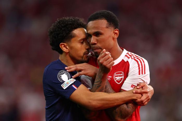 Trung vệ Marquinhos ngay lập tức tiến đến và động viên Gabriel. Họ là bộ đôi trung vệ số một của tuyển Brazil, chuẩn bị sát cánh cùng nhau ở World Cup 2026.