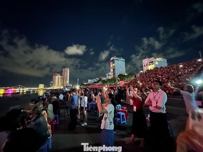Hàng nghìn khán giả vỡ òa trong cảm xúc trước những màn trình diễn ấn tượng của cả hai đội.