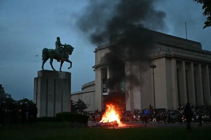 CĐV đốt xe ăn mừng tại quảng trường Trocadero