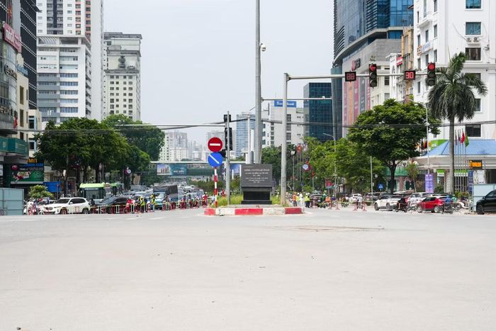Trong ngày đầu vận hành thử nghiệm phương án điều chỉnh giao thông mới, trục đường Nguyễn Chí Thanh đã rơi vào cảnh hỗn loạn, dòng phương tiện ùn tắc kéo dài.