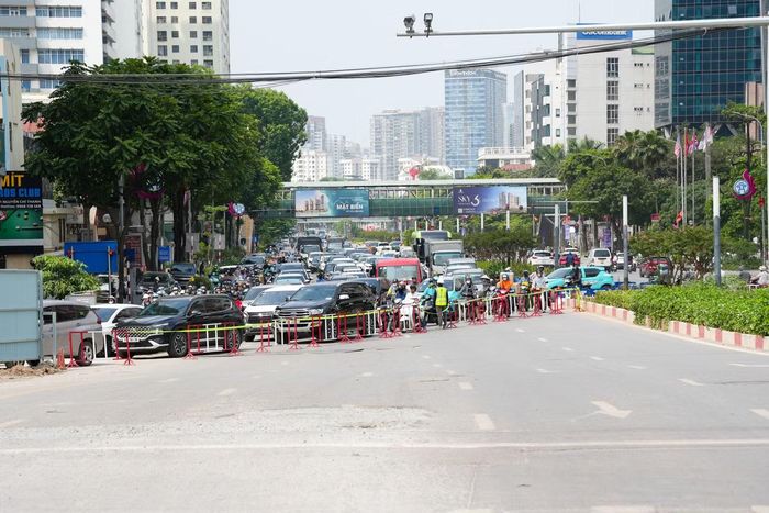 Trong thời gian vận hành thử, nút giao Nguyễn Chí Thanh - La Thành được thay đổi từ hình thức điều khiển bằng đèn tín hiệu sang mô hình tổ chức giao thông tự hành để đánh giá áp lực phương tiện thực tế.