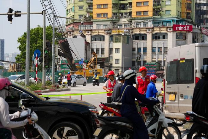 Sở Xây dựng Hà Nội cho biết, theo phương án mới, nút giao La Thành - Nguyễn Chí Thanh sẽ chuyển từ hình thức điều khiển bằng đèn tín hiệu sang tổ chức giao thông tự hành. Các phương tiện lưu thông qua nút sẽ di chuyển theo hệ thống đường tạm, vạch sơn, biển báo chỉ dẫn và các điểm quay đầu được bố trí tại các vị trí mở dải phân cách trên đường La Thành và Nguyễn Chí Thanh.
