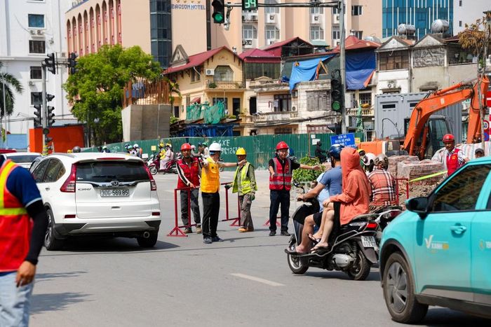 Do phương án tổ chức giao thông có sự thay đổi lớn, phần lớn người dân di chuyển qua khu vực này đều tỏ ra lúng túng và phải đi theo sự điều tiết, hướng dẫn từ các công nhân trực chiến tại hiện trường.