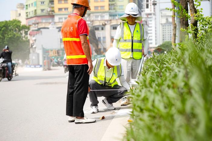 Các công nhân bắt đầu lắp đặt hệ thống hàng rào tại nút giao.