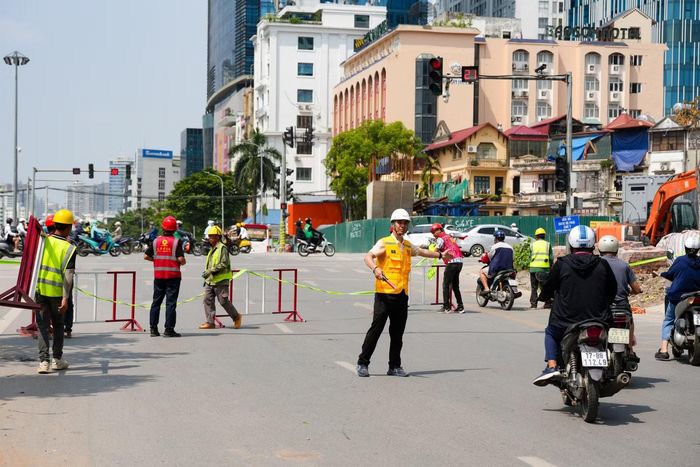 Trong 3 ngày đầu, đơn vị thi công sẽ rào và vận hành thử nghiệm phương án phân luồng để theo dõi, kịp thời điều chỉnh các bất cập phát sinh từ thực tế. Đồng thời, nhà thầu buộc phải bố trí nhân lực phối hợp chặt chẽ với Cảnh sát giao thông nhằm điều tiết, giảm thiểu tối đa nguy cơ ùn tắc quanh khu vực thi công.
