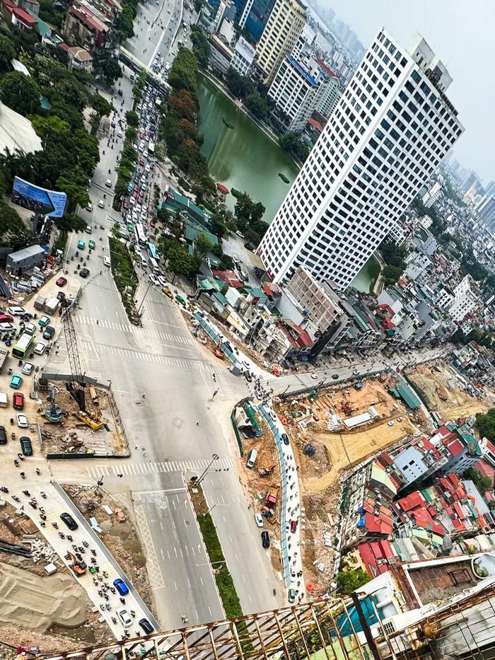 Mặc dù việc vận hành thử diễn ra vào ngày cuối tuần, không phải giờ cao điểm nhưng vẫn khiến giao thông nhiều đoạn bị ùn ứ. Hàng dài ô tô, xe máy chật vật di chuyển qua nút giao La Thành - Nguyễn Chí Thanh.