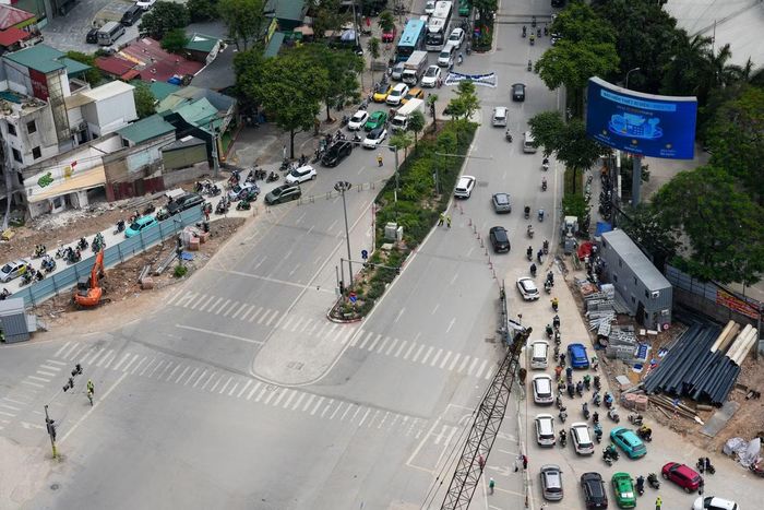 Ngày 30/5, Ban Quản lý dự án đường sắt đô thị Hà Nội đã bắt đầu lập hàng rào chắn, cắm biển báo và triển khai phương án phân luồng giao thông mới tại nút giao La Thành - Nguyễn Chí Thanh nhằm phục vụ công tác thi công ga S3 thuộc dự án đường sắt đô thị tuyến số 5 (Văn Cao - Ngọc Khánh - Láng - Hòa Lạc)