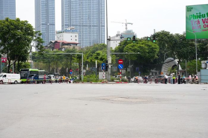 Sở Xây dựng yêu cầu chủ đầu tư và nhà thầu triển khai nghiêm các biện pháp giảm bụi, đảm bảo vệ sinh môi trường như lắp đặt hệ thống phun sương quanh công trường, bố trí cầu rửa xe, che chắn khu vực thi công. Các phương tiện thi công chỉ được phép ra vào công trường trong khung giờ từ 22h đến 5h sáng hôm sau, trừ trường hợp được cấp phép đặc biệt.