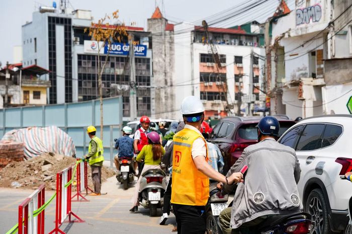 Theo phương án điều chỉnh mới, các phương tiện trên đường Nguyễn Chí Thanh khi đến gần nút giao không được đi thẳng mà phải rẽ vào đường La Thành từ 10 - 30m, sau đó quay đầu để trở lại trục Nguyễn Chí Thanh. Lộ trình tương tự cũng áp dụng cho dòng phương tiện lưu thông trên đường La Thành, buộc phải rẽ vào Nguyễn Chí Thanh trước khi quay đầu để tiếp tục hành trình.