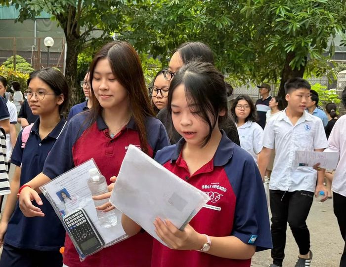 Thí sinh tươi tắn vào phòng thi tại điểm thi Trường THCS Văn Yên. (ảnh: Hà Linh)
