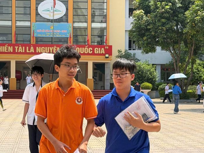 Những thí sinh đầu tiên ra khỏi điểm thi. A