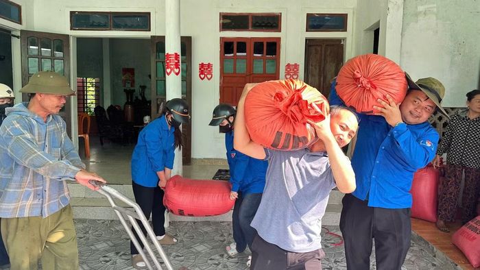 Tại phường Thành Sen và phường Trần Phú, đoàn viên thanh niên đã tham gia hỗ trợ công tác giải phóng mặt bằng Dự án đường Vành đai phía Đông thành phố Hà Tĩnh – công trình trọng điểm có tổng mức đầu tư gần 1.000 tỉ đồng.
