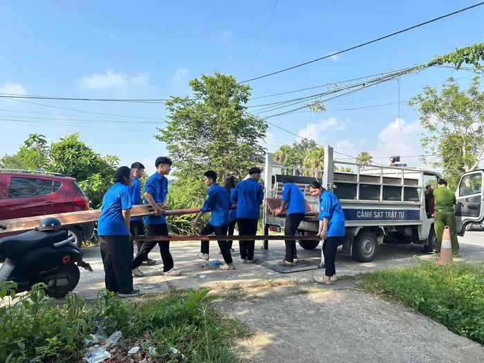 Phát huy tinh thần xung kích, tình nguyện của tuổi trẻ, những ngày qua, đoàn viên thanh niên các phường Trần Phú, Thành Sen, Hà Huy Tập đã tích cực tham gia hỗ trợ công tác giải phóng mặt bằng, góp phần đẩy nhanh tiến độ triển khai các dự án trọng điểm của tỉnh Hà Tĩnh. Ảnh: HN