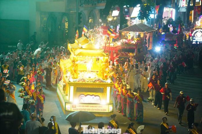 Hàng chục xe hoa rực rỡ ánh sáng, được trang trí công phu với hình tượng Đức Phật đản sinh, nối dài trên các tuyến phố, tạo nên khung cảnh lung linh giữa đêm Hà Nội.