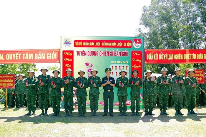  Tại chương trình kiểm tra, Thượng tá Trần Minh Toàn - Phó Chỉ huy trưởng, Tham mưu trưởng Ban Chỉ huy Bộ đội Biên phòng TP. Huế, yêu cầu trong thời gian tới đơn vị tổ chức cần tiếp tục nâng cao chất lượng huấn luyện, rèn luyện bản lĩnh, ý chí quyết tâm cho bộ đội, duy trì nghiêm kỷ luật và bảo đảm an toàn trong thực hiện nhiệm vụ. 