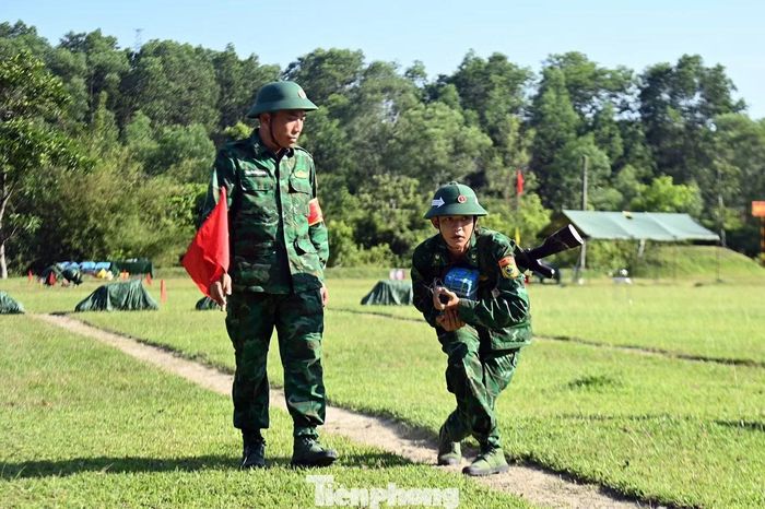 Nội dung kiểm tra gồm bắn súng tiểu liên AK bài 1, ném lựu đạn xa trúng đích và đánh thuốc nổ.