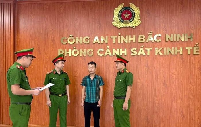 Cơ quan Cảnh sát điều tra Công an tỉnh Bắc Ninh đọc quyết định khởi tố bị can, lệnh bắt bị can để tạm giam đối với Vũ Văn Cương.