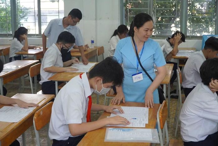 Học sinh làm bài thi vào lớp 10 tại TPHCM