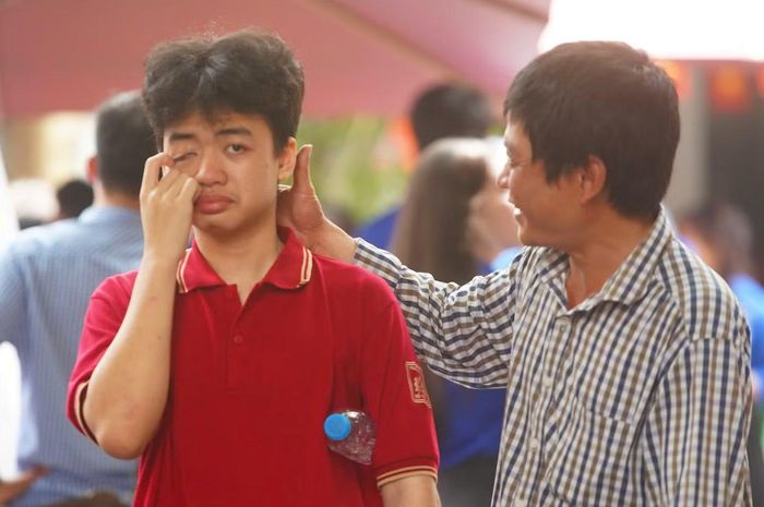 Phụ huynh an ủi thí sinh sau khi kết thúc kỳ thi (ảnh: Duy Phạm)