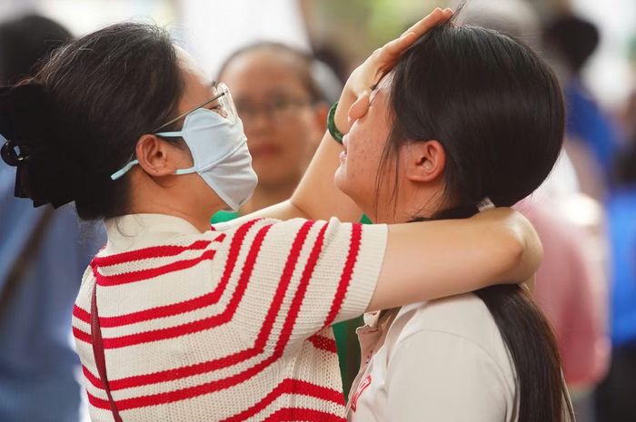 Thí sinh bật khóc trong vòng tay của mẹ sau khi kết thúc bài thi môn Toán tại điểm thi Trường THPT Kim Liên sáng 31/5. (ảnh: Duy Phạm)