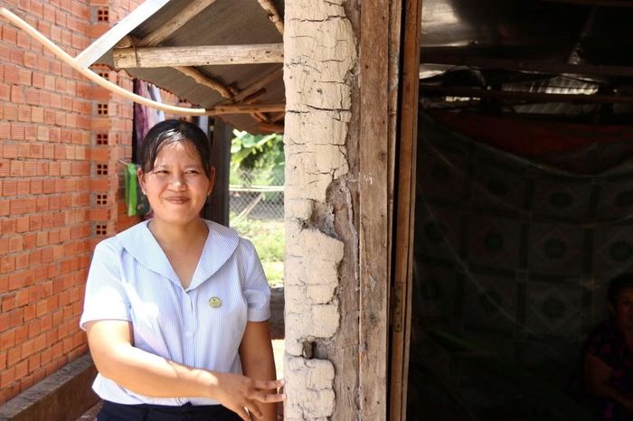 Nhìn lại căn nhà cũ với những bức tường đã bong tróc, chị Phan Thị Hoa Hướng Dương càng thêm trân trọng sự sẻ chia của đồng chí, đồng nghiệp đã giúp gia đình hiện thực hóa giấc mơ an cư.