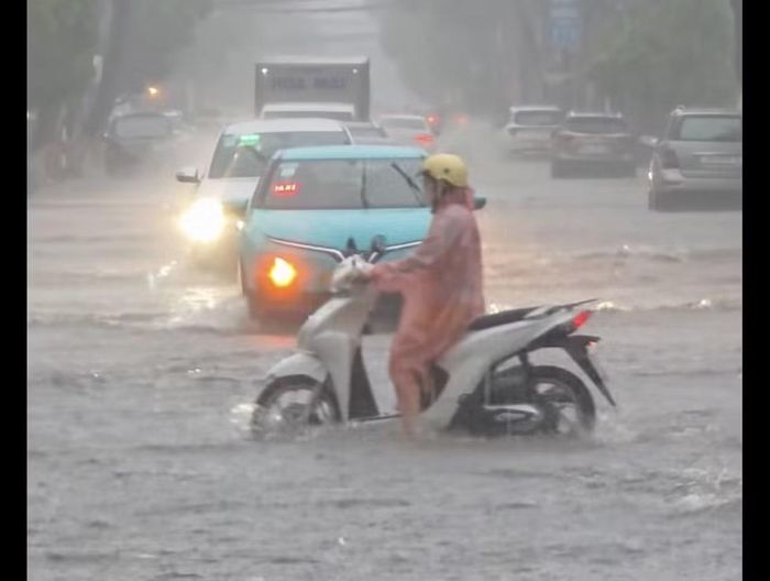 Tuyến đường Điện Biên Phủ, phường Bắc Nha Trang bị ngập khiến nhiều phương tiện di chuyển rất khó khăn.