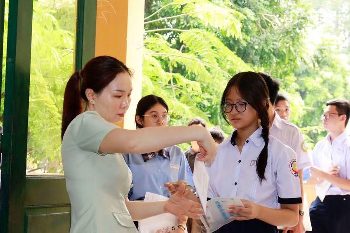 Quy trình này được tổ chức tương tự như trong ngày thi chính thức, giúp thí sinh làm quen với các bước trước khi bước vào kỳ thi.