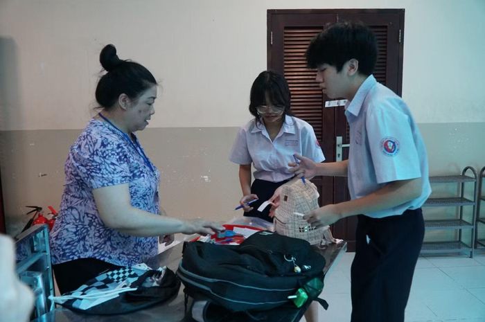  Trước khi lên phòng thi, thí sinh cất balo, tài liệu ở khu vực riêng. 