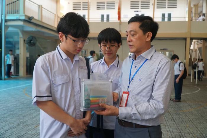 Trong ngày làm thủ tục dự thi, các thí sinh được đối chiếu thông tin cá nhân và hình ảnh trên giấy báo dự thi với căn cước công dân nhằm bảo đảm tính chính xác.