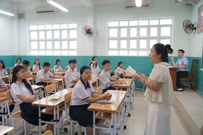 Theo Sở GD&amp;ĐT TPHCM, đề thi lớp 10 vẫn theo hướng mở, đòi hỏi vận dụng thực tiễn, song sẽ được điều chỉnh độ khó để phù hợp với lứa học sinh đầu tiên của TPHCM sau sáp nhập.