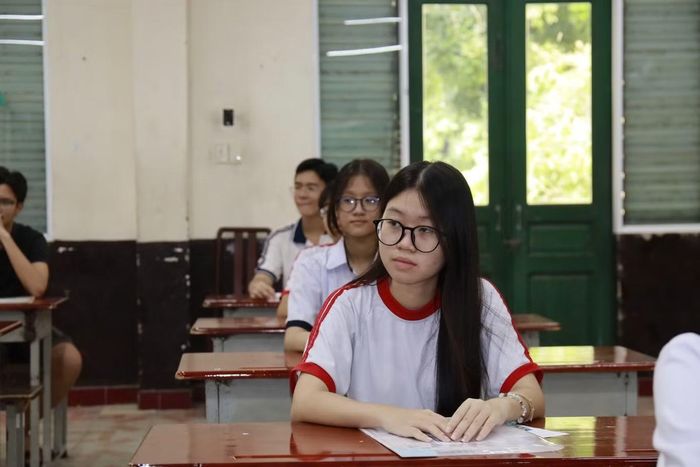 Trong khi đó, em Phạm Thiên Phúc cho biết Ngữ văn không phải là môn sở trường nên em khá lo lắng trước kỳ thi. Phúc dự đoán các chủ đề “nóng” như bạo lực học đường có thể sẽ xuất hiện trong đề thi năm nay, qua đó tạo thêm sự thú vị và tính thời sự cho bài làm của thí sinh.