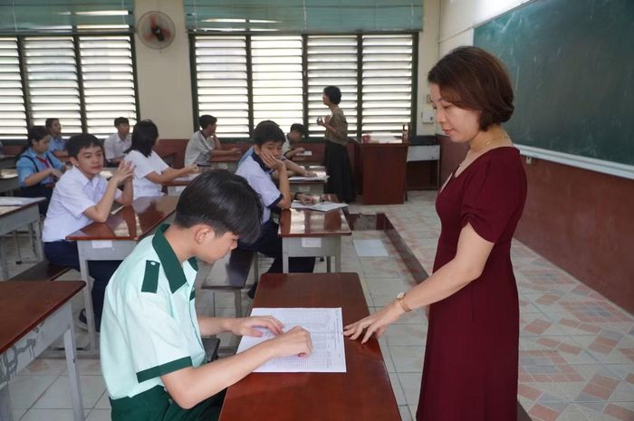 Năm nay, kỳ thi tuyển sinh vào lớp 10 có quy mô lớn nhất từ trước đến nay tại TPHCM. Kỳ thi được tổ chức tại 242 điểm thi, gồm 16 điểm thi chuyên và 226 điểm thi thường. Các em sẽ bước vào ngày thi chính thức với 3 môn thi Ngữ văn, Toán và Ngoại ngữ. Riêng thí sinh đăng ký vào lớp chuyên hoặc tích hợp sẽ thi thêm môn tương ứng.