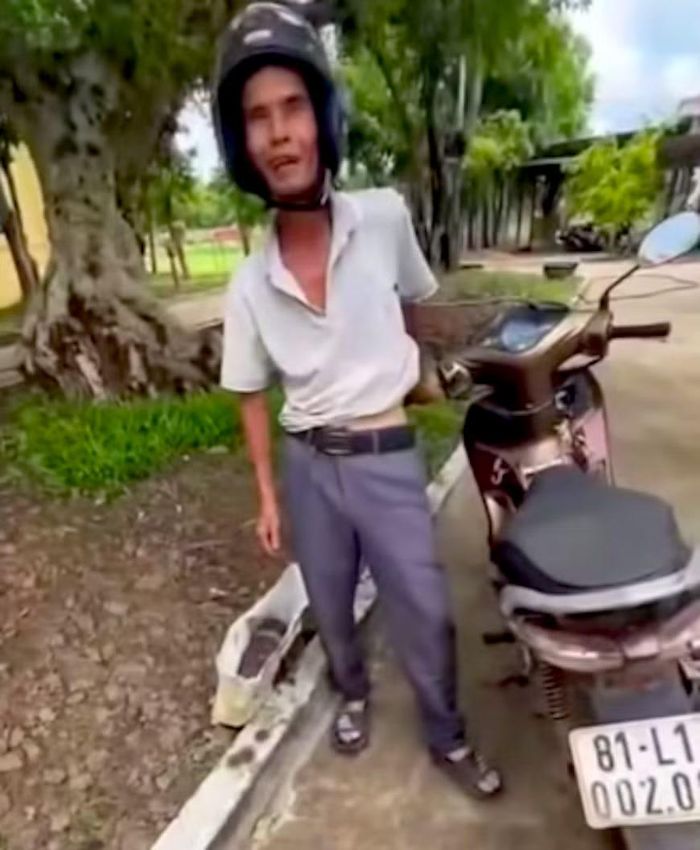 Ông Dương và đầu đạn cối thời điểm mang tới trụ sở Công an xã Ia Pa.