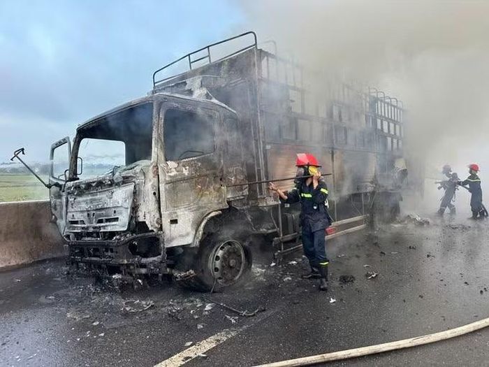Xe tải bị thiêu rụi sau vụ hỏa hoạn.