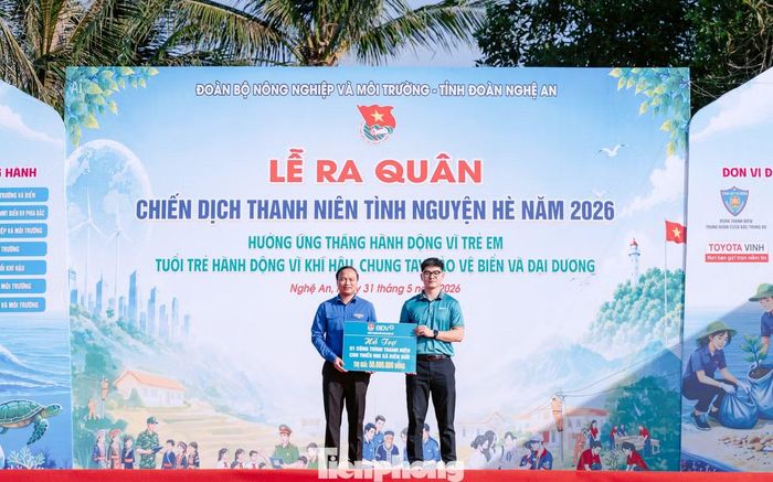 Ngân hàng BIDV chi nhánh Nghệ An trao tặng 1 công trình thanh niên trị giá 50 triệu đồng.