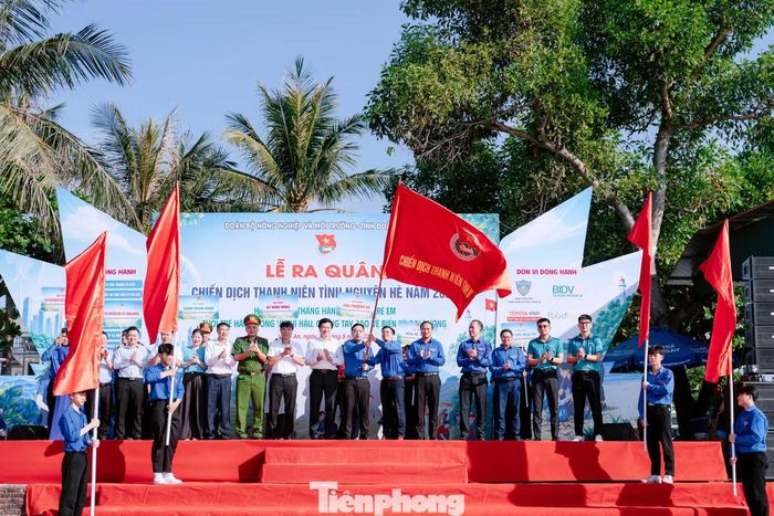 Ban Tổ chức và các đại biểu thực hiện nghi thức Phát động ra quân Chiến dịch Thanh niên tình nguyện Hè năm 2026.