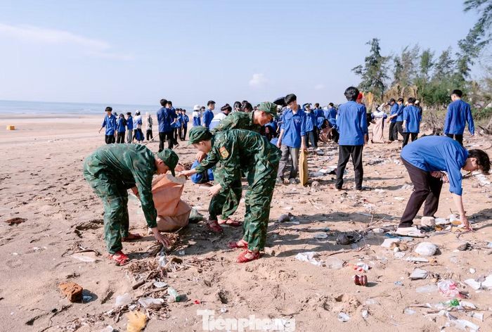 Hàng trăm đoàn viên thanh niên tiến hành dọn sạch bãi biển.