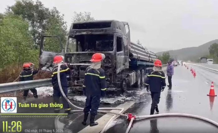 Lực lượng chức năng huy động xe chuyên dụng đến dập lửa.