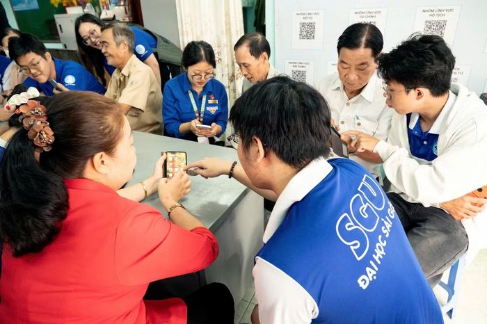 Sau lễ ra quân, đông đảo học sinh sinh viên TPHCM triển khai các hoạt động tình nguyện tại các địa bàn. Ảnh: Quốc Thanh
