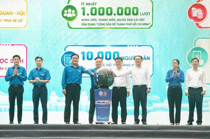 Lãnh đạo Trung ương Đoàn, TPHCM, Thành Đoàn thực hiện nghi thức triển khai mô hình “Mùa hè số”. Ảnh: Quốc Thanh