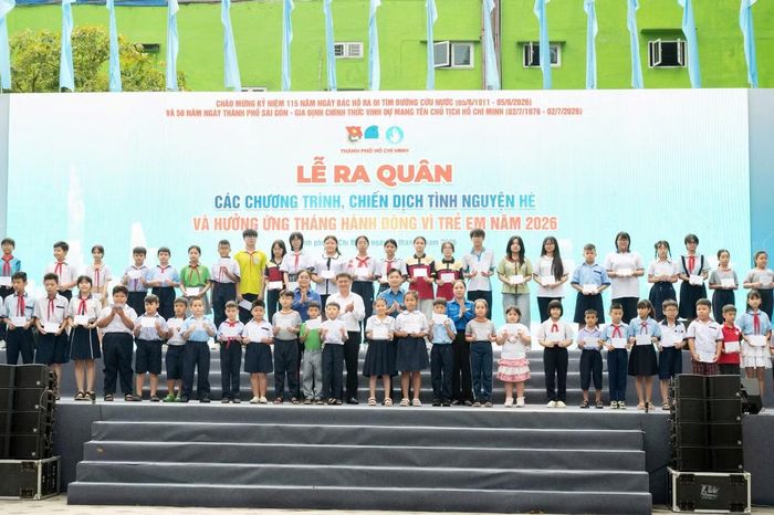 Hưởng ứng Tháng hành động vì trẻ em năm 2026, Ban chỉ huy các chương trình, chiến dịch tình nguyện hè thành phố đã trao 60 suất học bổng cho thiếu nhi có hoàn cảnh khó khăn trên địa bàn thành phố.