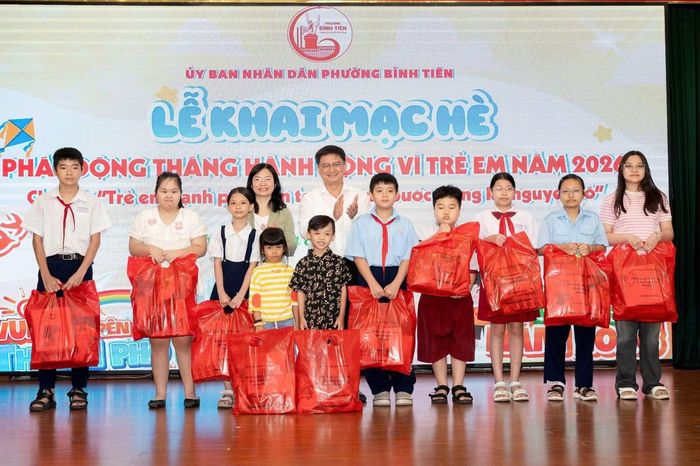 Phó Chủ tịch UBND TPHCM Nguyễn Mạnh Cường cùng lãnh đạo phường Bình Tiên tặng quà cho thiếu nhi trên địa bàn phường.