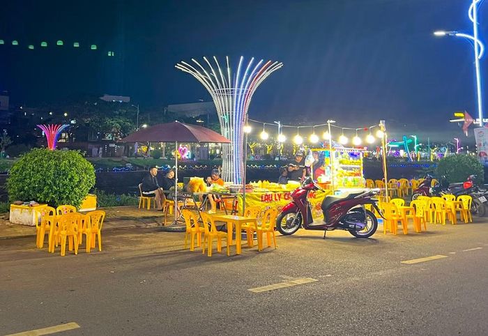 "Người dân mong muốn phường Pleiku cấm hay không cấm phương tiện giao thông ra vào Phố đêm Chợ Nhỏ, cần có cách làm rõ ràng, dứt điểm để các cá nhân, chủ hộ kinh doanh chủ động phương án kinh doanh, phục vụ khách ", anh L.T.D. (47 tuổi, phường Pleiku) bày tỏ quan điểm.