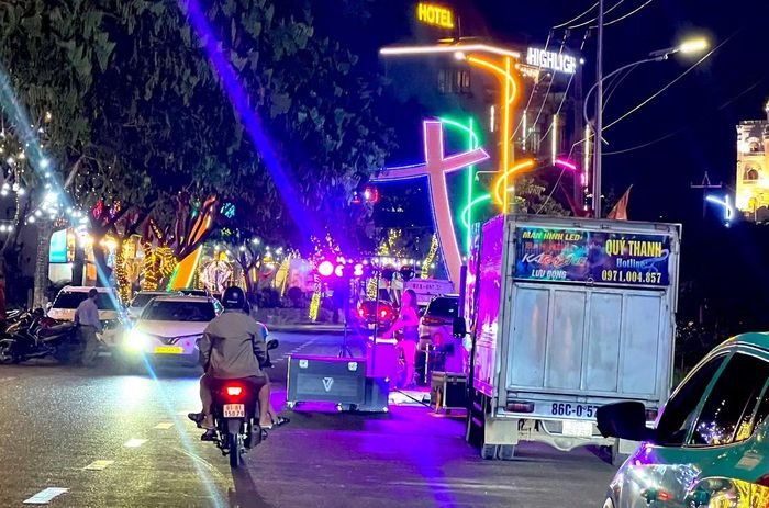 Một DJ đánh nhạc giữa đường với các thiết bị, loa, đèn...