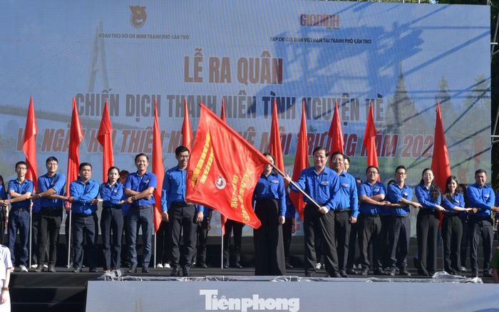  Phó Bí thư Thành ủy Cần Thơ đề nghị, các cấp bộ Đoàn - Hội - Đội và lực lượng đoàn viên, thanh niên thành phố đổi mới phương thức tổ chức hoạt động tình nguyện theo hướng thiết thực, hiệu quả, bền vững. Đồng thời, gắn hoạt động tình nguyện với nhiệm vụ bảo vệ môi trường, phấn đấu trồng mới ít nhất 100.000 cây xanh, đẩy mạnh chuyển đổi số đồng bộ từ tư duy đến phương thức hành động, duy trì hiệu quả các đội hình "Bình dân học vụ số" tại từng xã, phường; chăm lo thiết thực cho thiếu nhi có mùa hè an toàn, bổ ích, tổ chức các lớp phổ cập bơi phòng chống đuối nước. 
