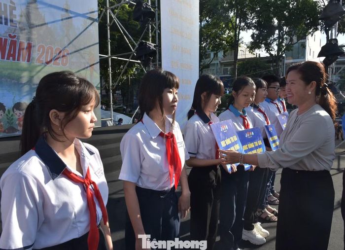 Dịp này, Ban tổ chức cũng đã trao 30 suất học bổng em thiếu nhi vượt khó học giỏi trên địa bàn. Đồng thời phát động Ngày hội Thiếu nhi tham gia bảo vệ môi trường năm 2026.