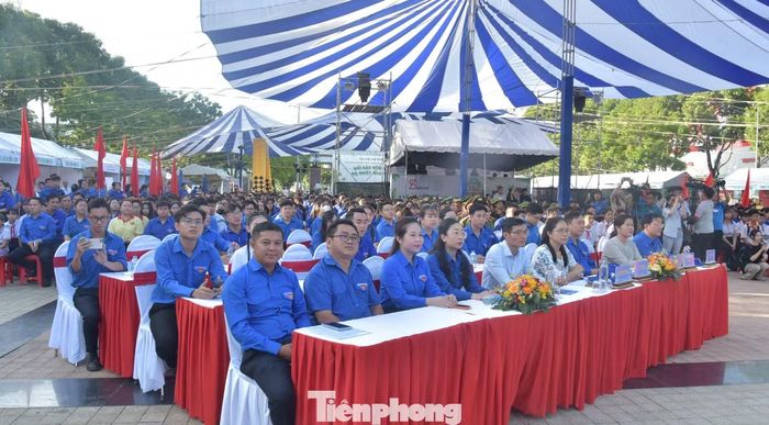 Đại biểu tham dự lễ ra quân.